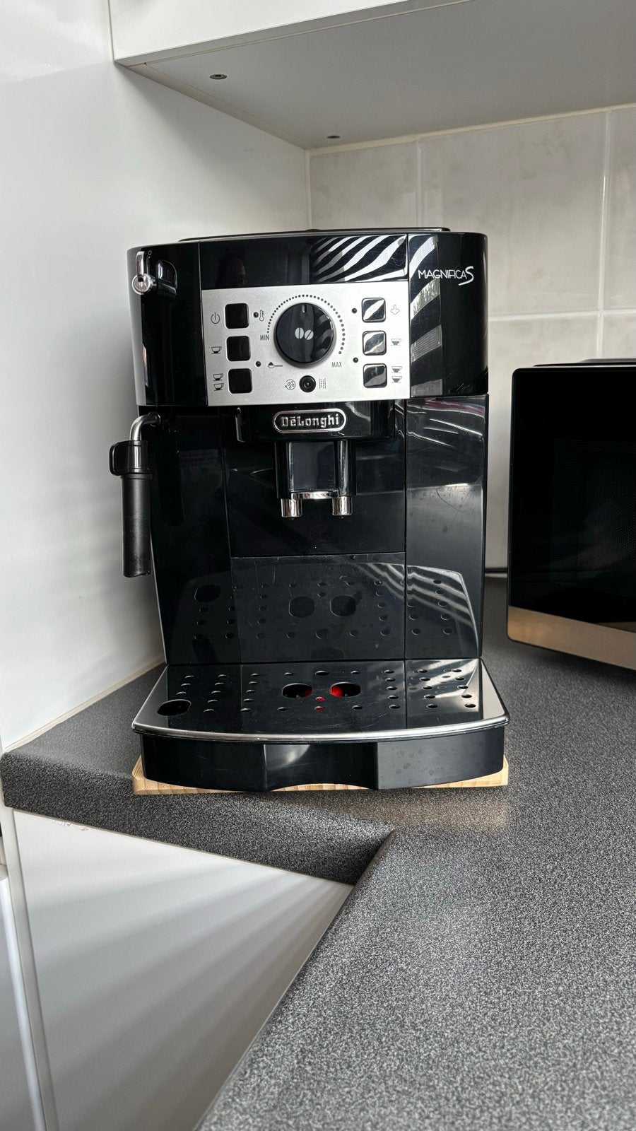 DeLonghi Magnifica S volautomatische espressomachine, Witgoed en Apparatuur, Koffiezetapparaten, Ophalen, Afneembaar waterreservoir