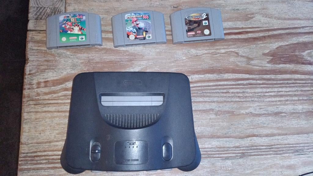 Nintendo 64 console met 3 spellen, 2 controllers en LGTV, Gebruikt, 2 spelers, Eén computer, Vanaf 3 jaar