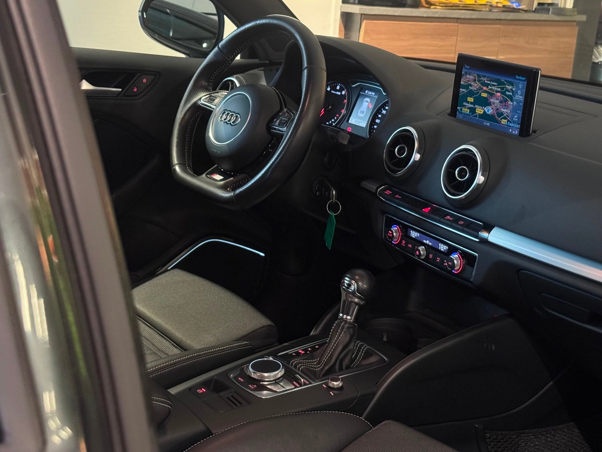 Audi A3 1.8 TFSI 3x S-LINE |B&O|NAVI|OrgNL|AUTOMAAT|TREKHAAK, Auto's, Audi, Euro 5, Gebruikt, 4 cilinders, Leder en Stof
