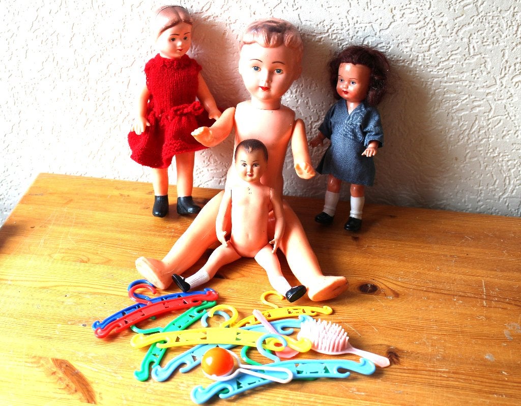 4 ouderwetse poppen met kleerhangertjes, Ophalen of Verzenden, Gebruikt, Pop