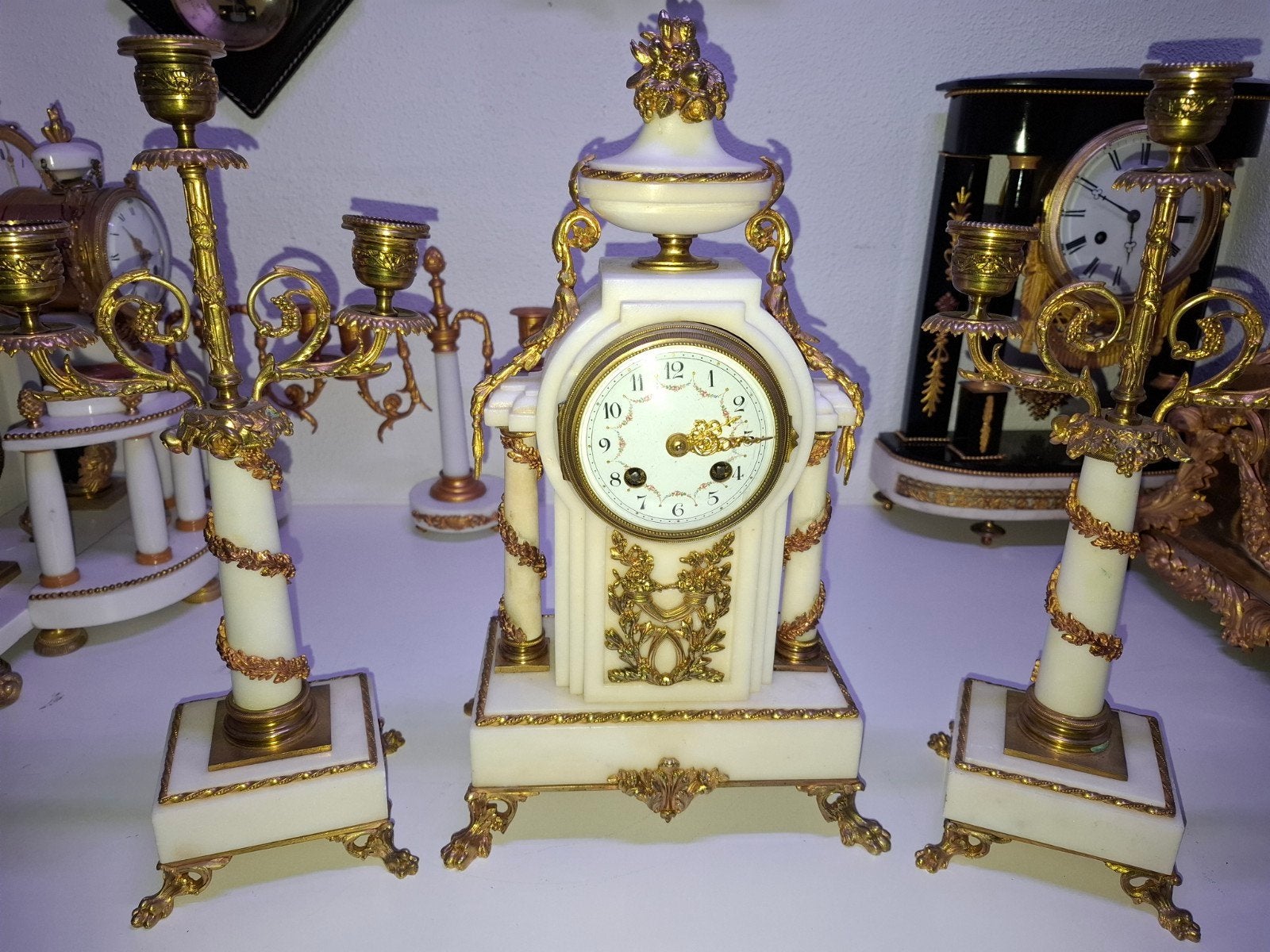Antieke marmeren en bronzen pendule met kandelaars, Ophalen