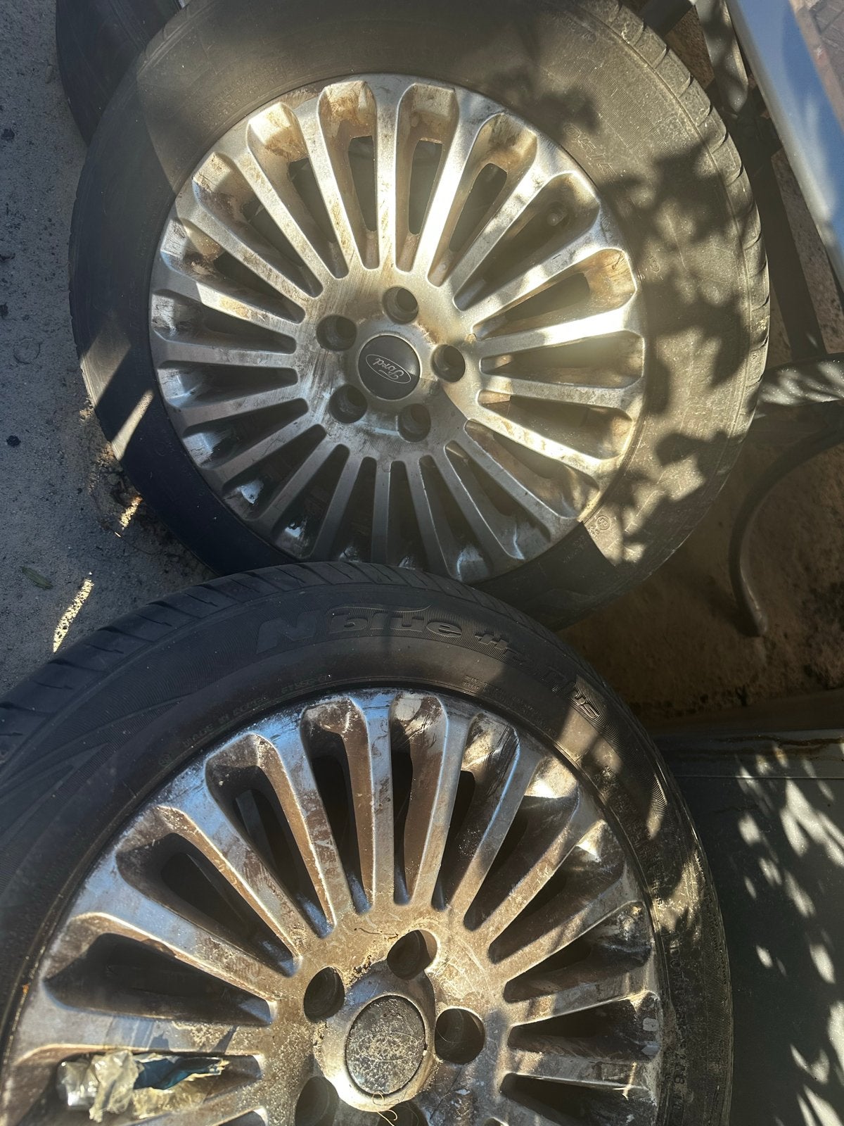 vier banden gemonteerd op Ford velgen met de maat 205/55 R16, Ophalen, Gebruikt, 16 inch, Banden en Velgen