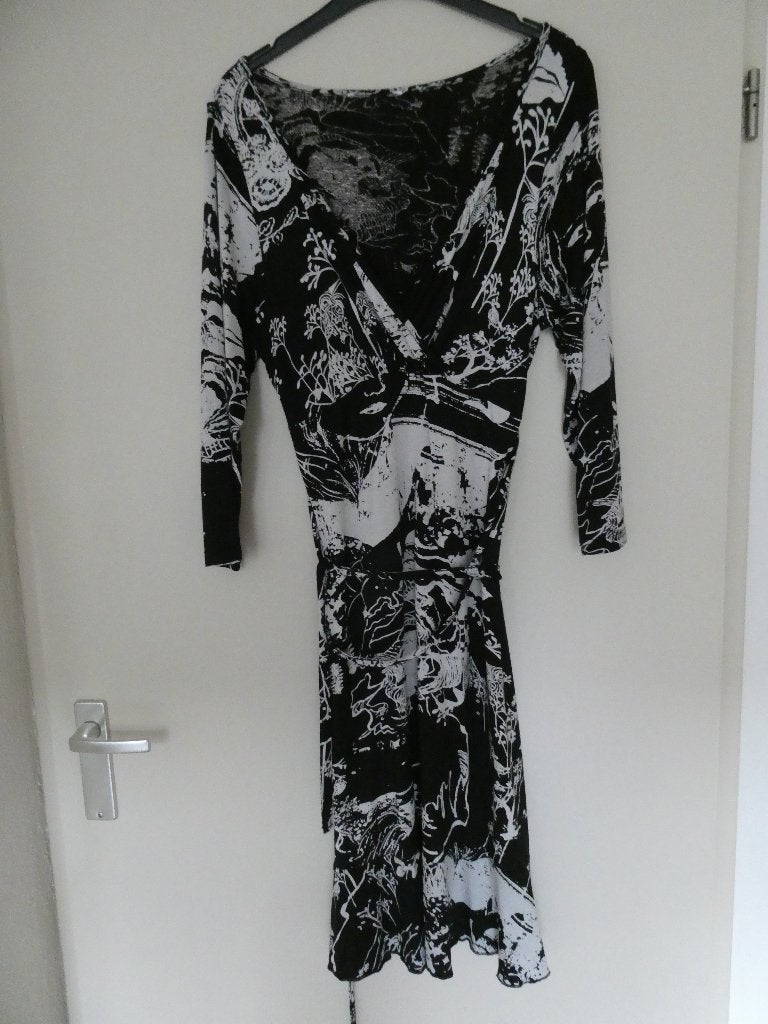 Zwart/witte overslagjurk, knielengte, driekwart mouw, mt M, Maat 38/40 (M), Moom, Zwart, Ophalen of Verzenden
