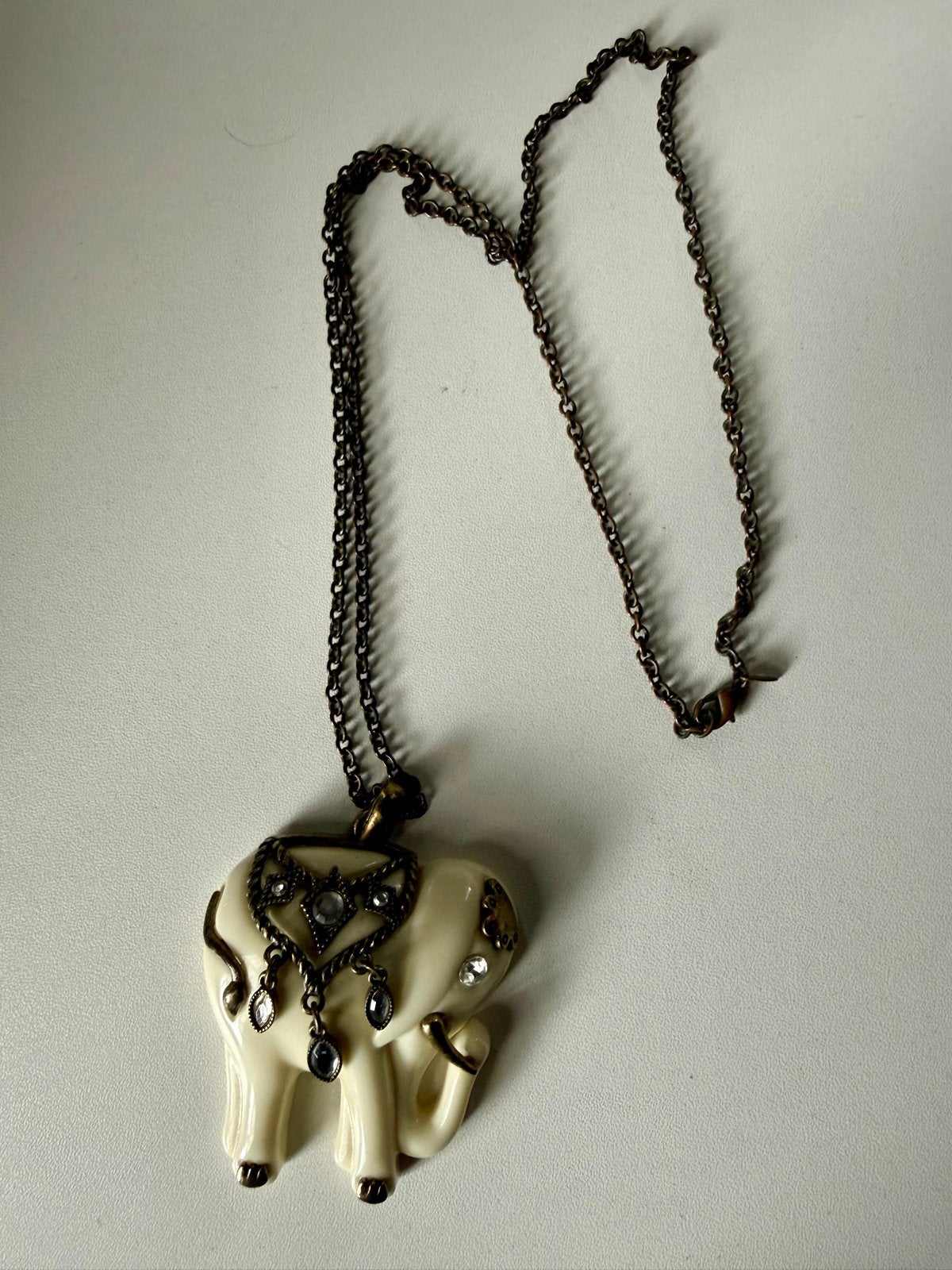 Vintage ketting lang met olifanten hanger en steentjes, Ophalen of Verzenden, Overige materialen, Ketting, Met edelsteen