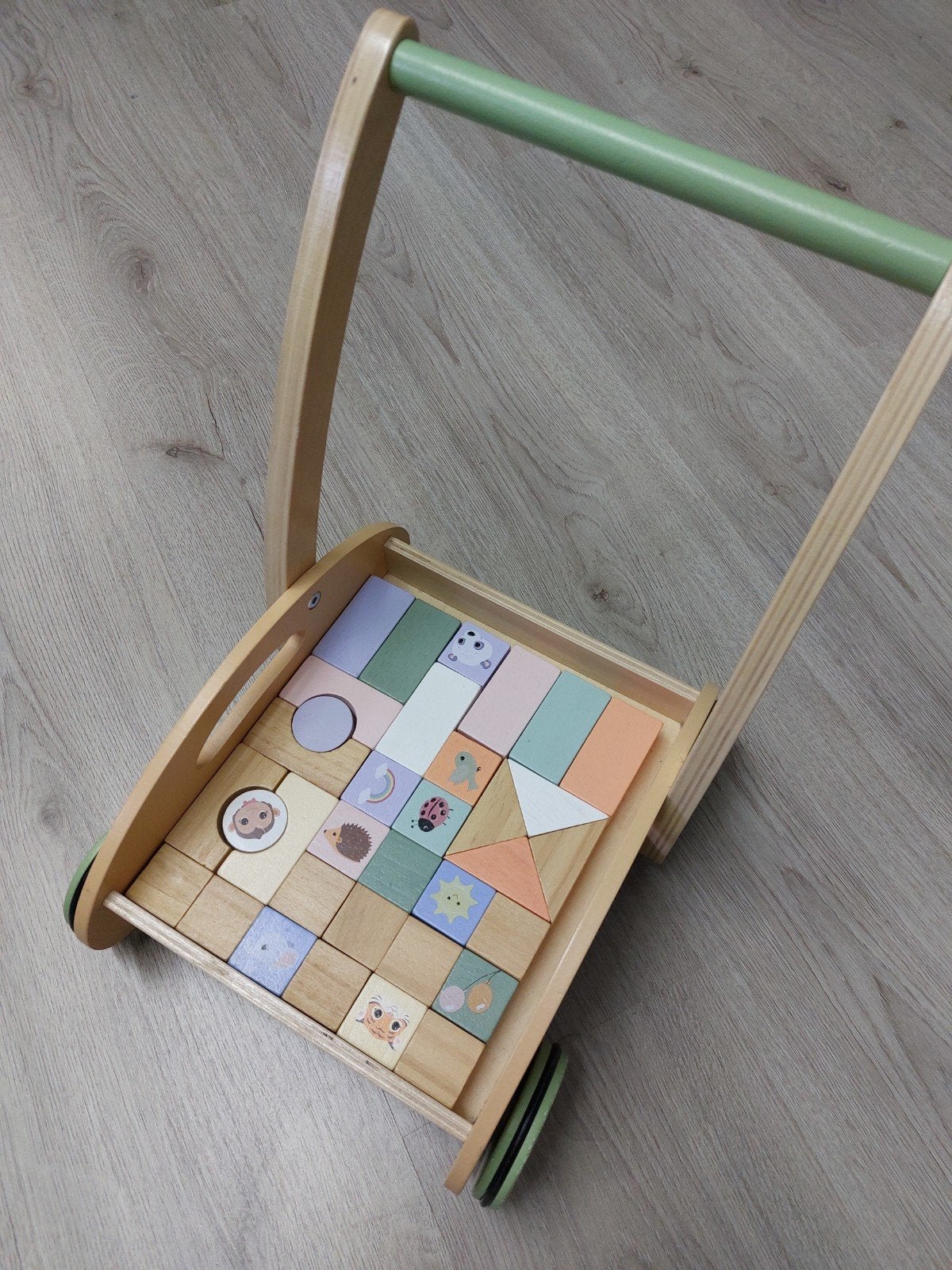 Blokkenkar/ loopwagen hout Jouéco, Kinderen en Baby's, Speelgoed | Houten speelgoed, Ophalen, Zo goed als nieuw, Duw- of Trekspeelgoed