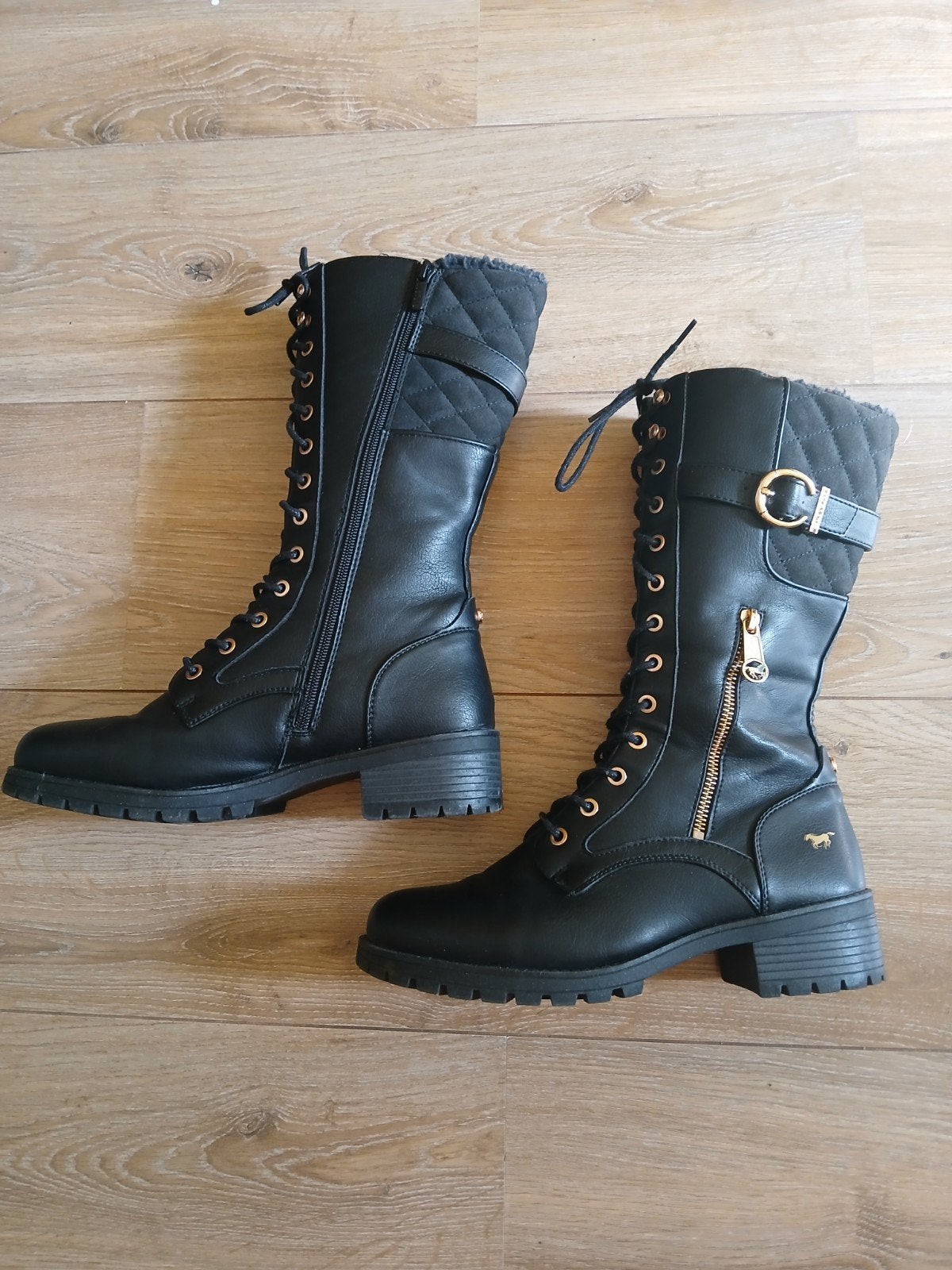 Stoere Mustang veterlaarzen zwart met gouden gesp maat 40, Hoge laarzen, Zwart, Ophalen of Verzenden, Zo goed als nieuw