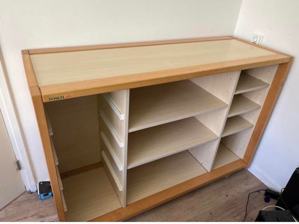 Oude schoolkast van schilte, Ophalen, Gebruikt