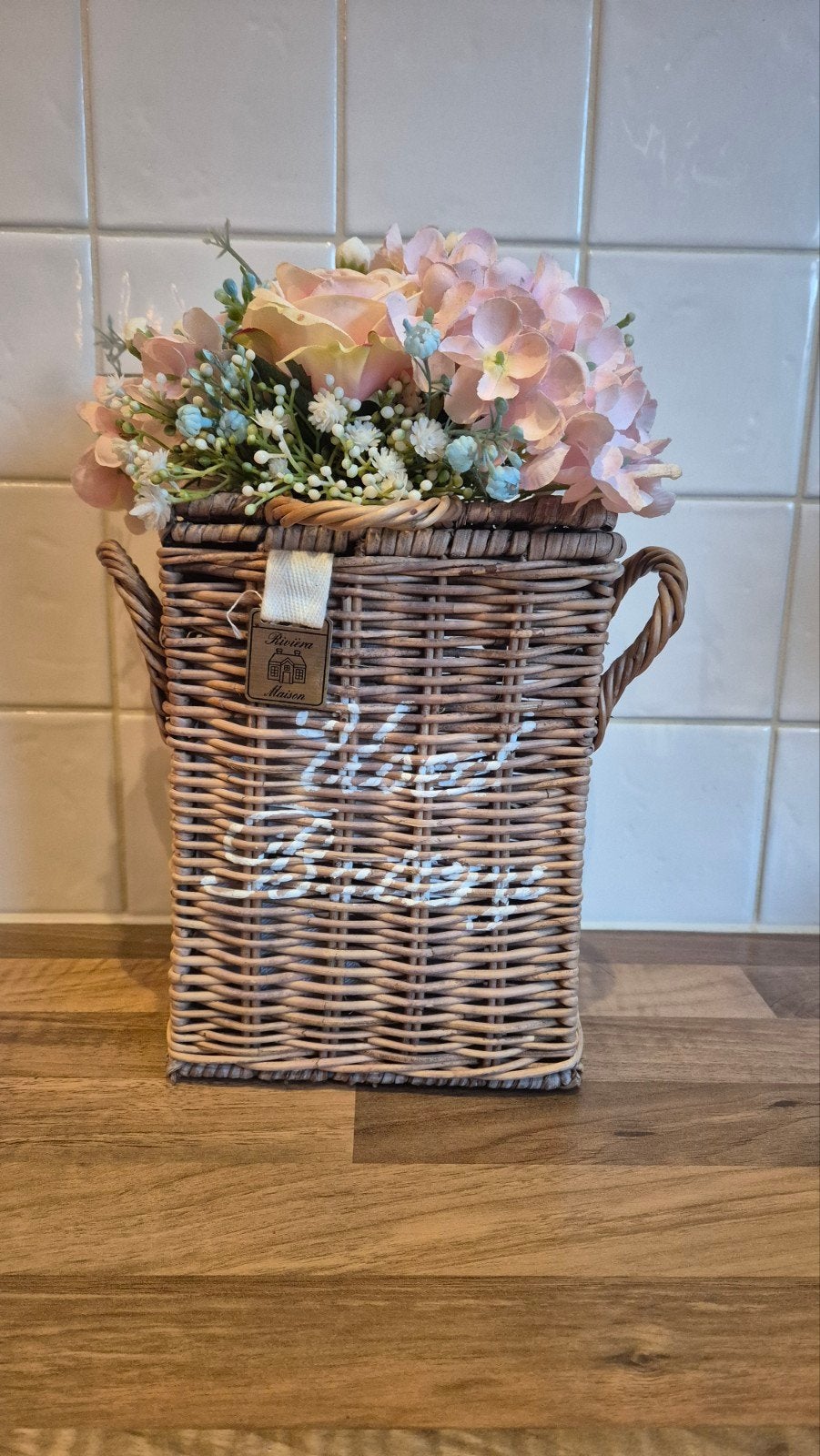 Riviera Maison rieten mand met kunstbloemen, Gebruikt, Ophalen of Verzenden, Landelijk, Natuurlijk materiaal