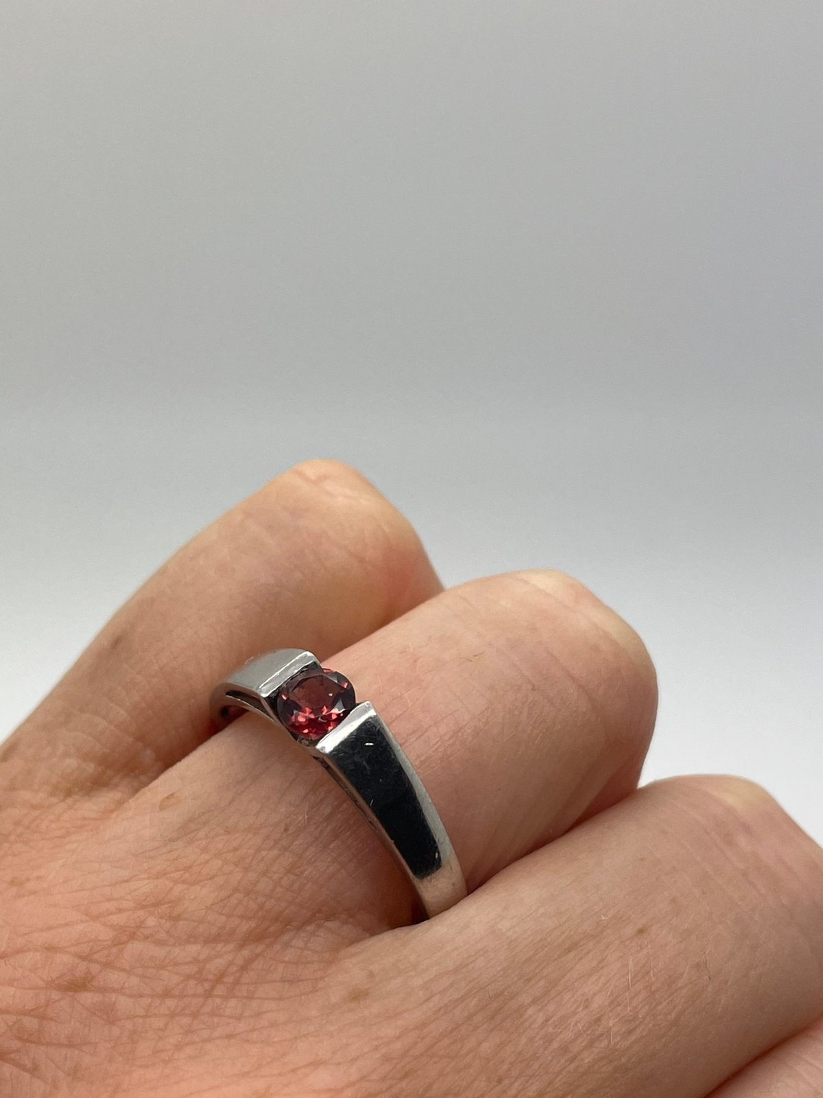 F894 Prachtige zilveren ring rode steen maat 21, Sieraden, Tassen en Uiterlijk, 20 of groter, Ophalen of Verzenden, X, Dame