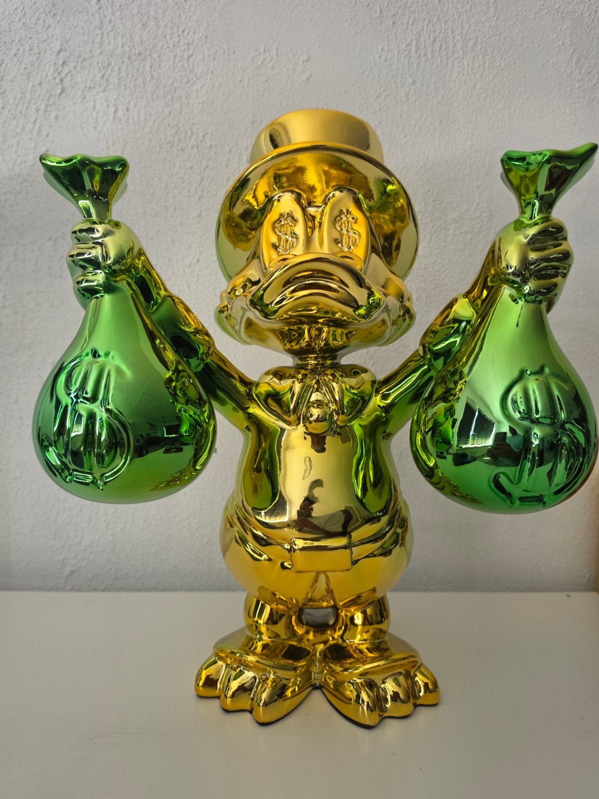 Luxe Pop-Art Oom Dagobert Beeld - Goud & Groen Metallic, Overige onderwerpen, Kunststof, Ophalen of Verzenden, 20 - 50 cm