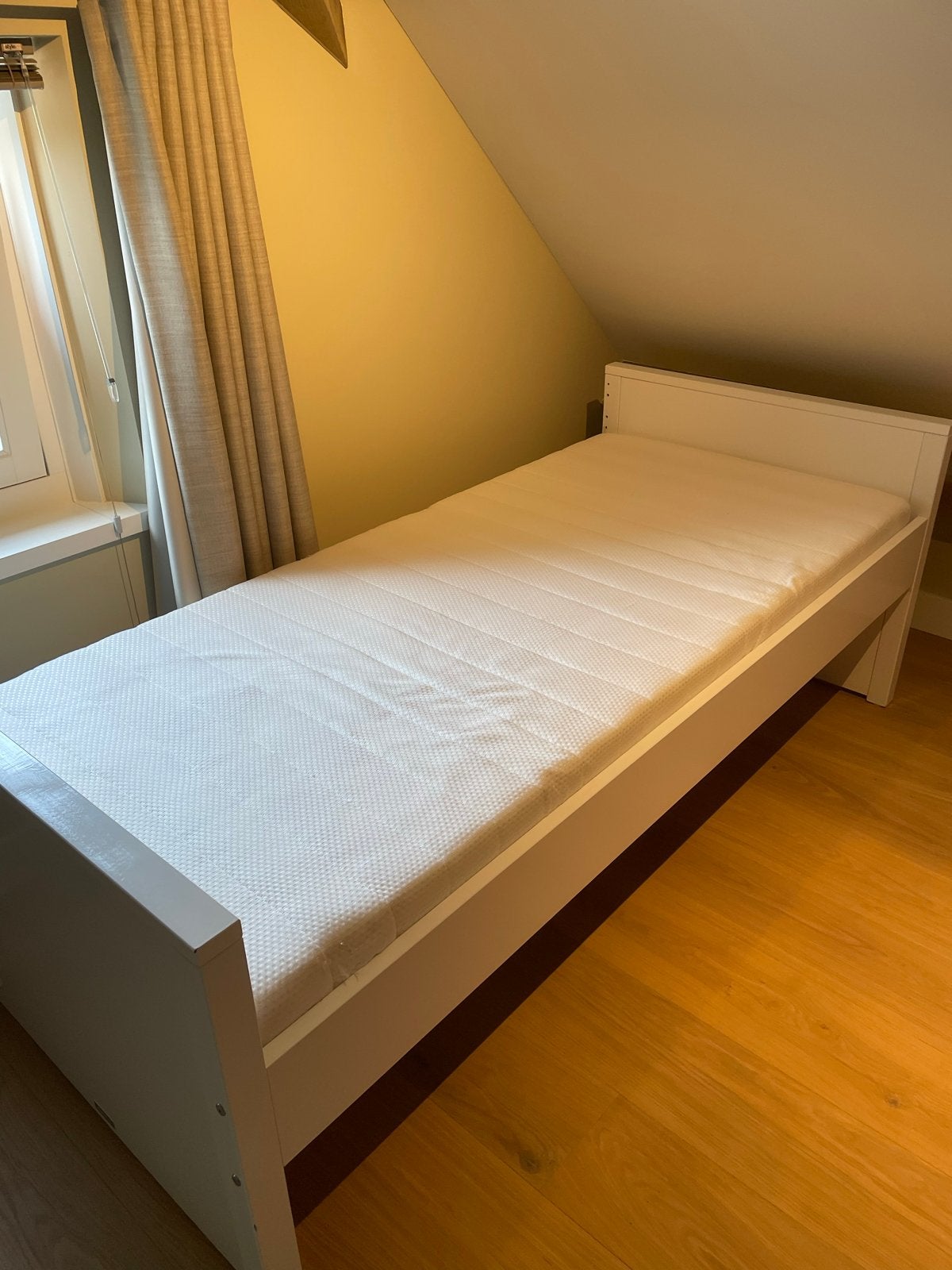 Eenpersoonsbed Bopita wit met lattenbodem en matras, Ophalen, Gebruikt, 90 cm, Eenpersoons