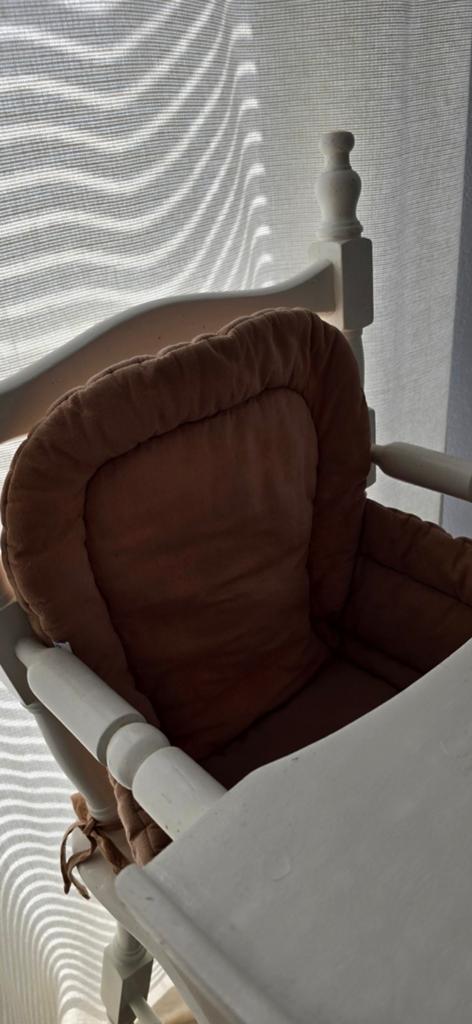 Witte kinderstoel met bruin kussen, Kinderen en Baby's, Kinderstoelen, Ophalen, Gebruikt, Overige typen, Afneembaar eetblad