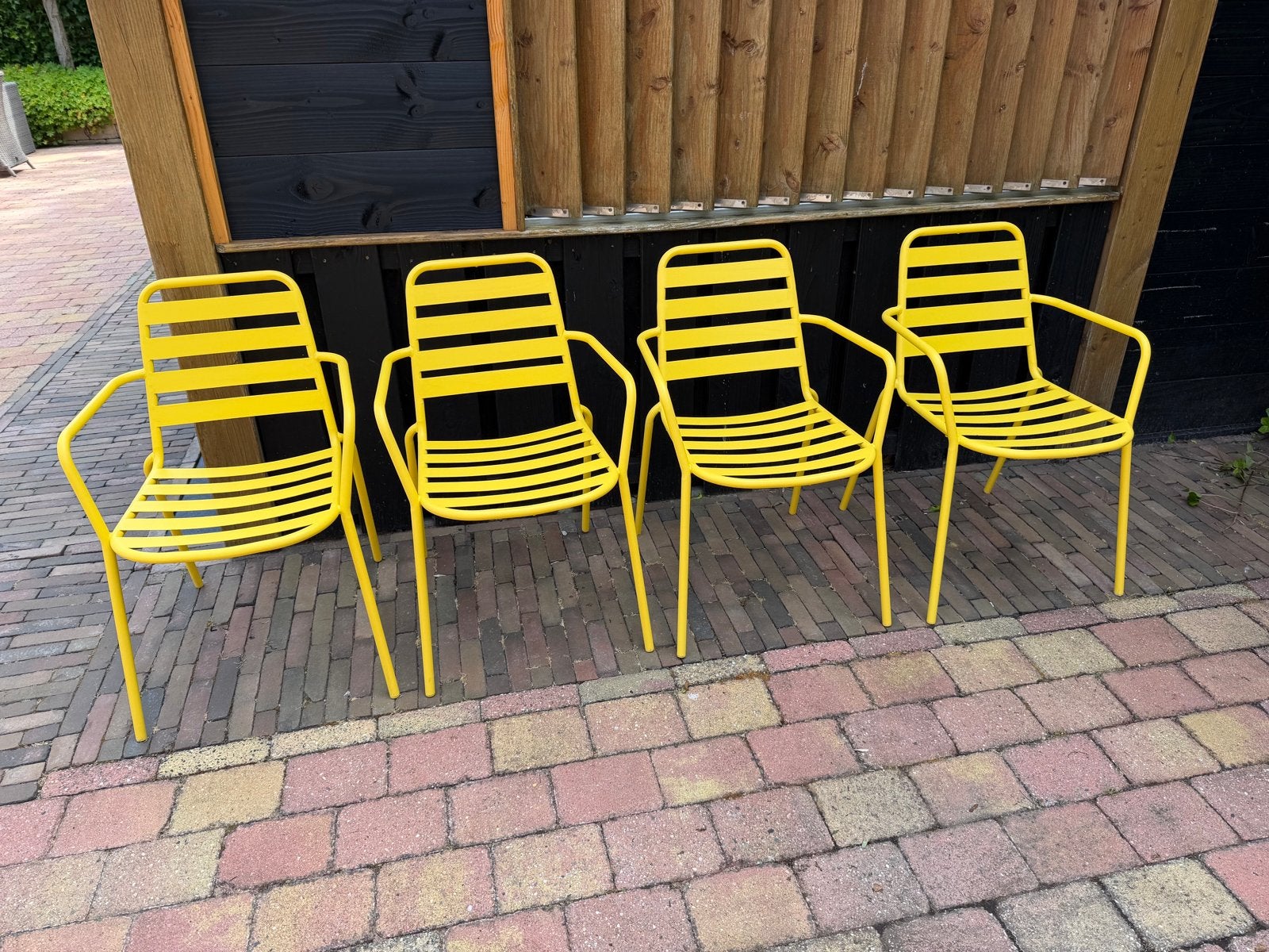 Set van 4 gele metalen tuinstoelen in zeer goede staat!, Ophalen, Gebruikt, Metaal, Stapelbaar