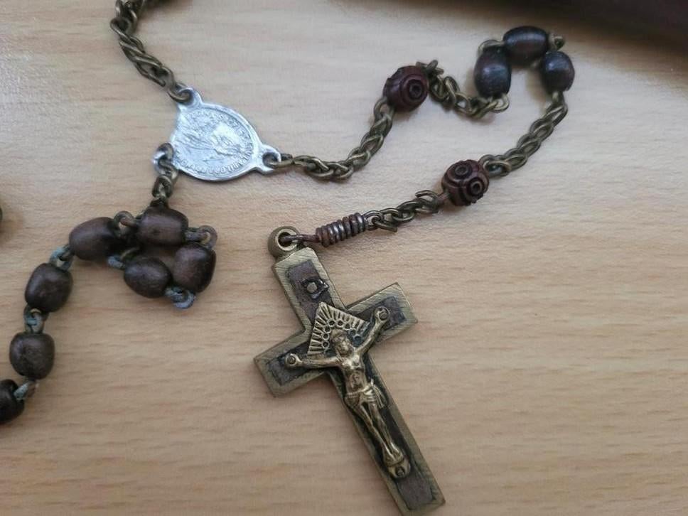 Kleine rozenkrans met houten kraaltjes en leren etui, Ophalen of Verzenden