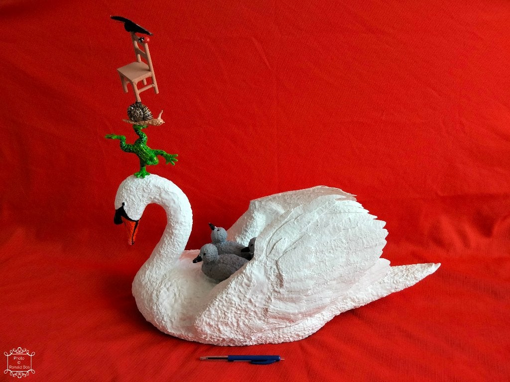 Uniek handgemaakt zwaan sculptuur met dierenstapel, Ophalen, Meerkleurig, Overige materialen, Beeld