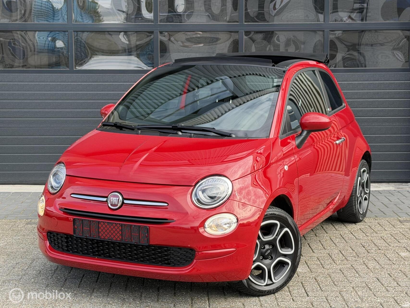 Fiat 500 C 1.0 Hybrid Red | Cruise | Sensoren | Scherm | Cab, Gebruikt, 4 stoelen, Bedrijf, Handgeschakeld
