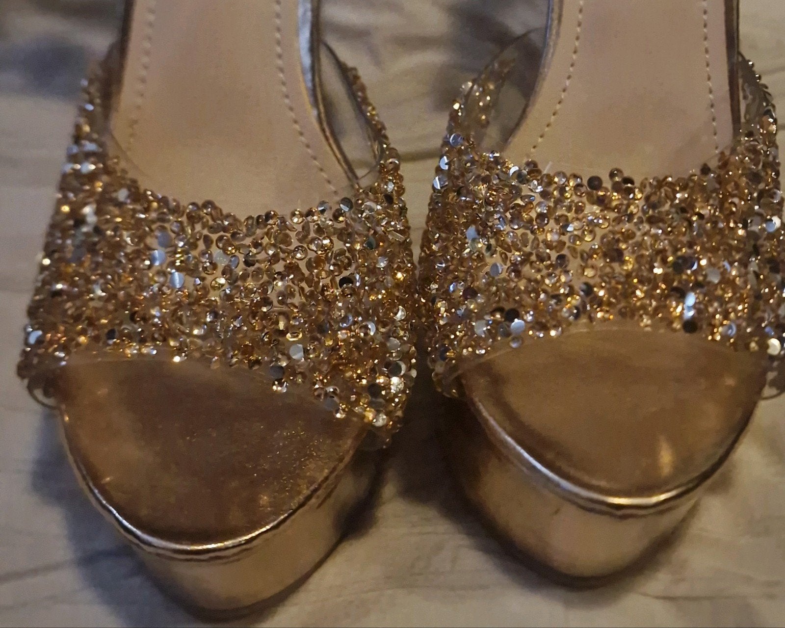 Gouden queen stiletto blok strass, Kleding | Dames, Overige kleuren, Nieuw, Ophalen of Verzenden, Sneakers of Gympen
