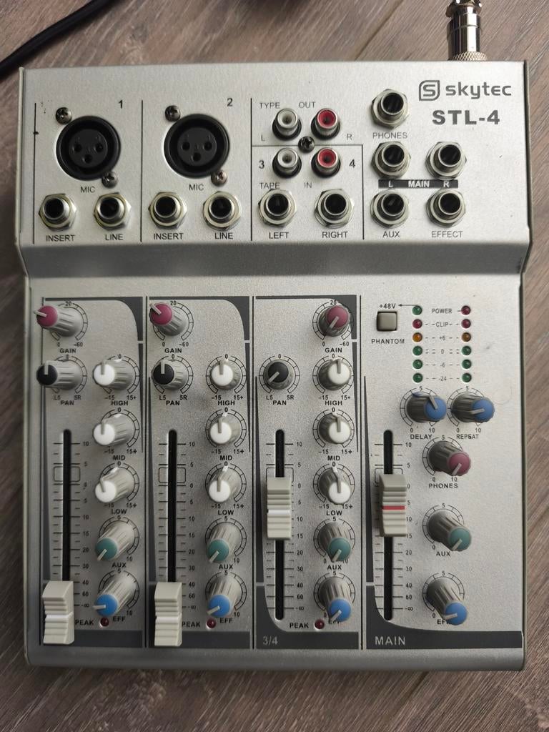Skytec STL-4 4-kanaals mixer met fantoomvoeding en effecten, Muziek en Instrumenten, Mengpanelen, Ophalen of Verzenden, Gebruikt
