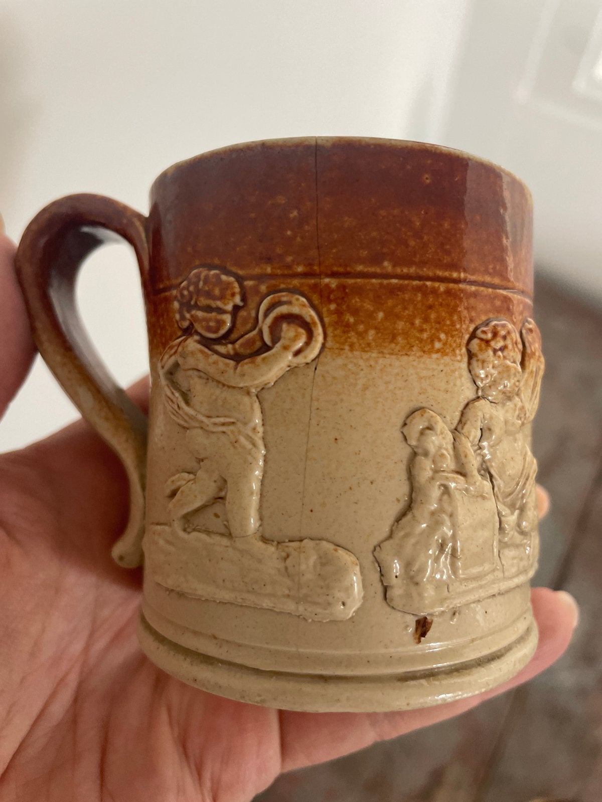 Antieke zoutglazuur mok met reliëfdecoratie, Ophalen