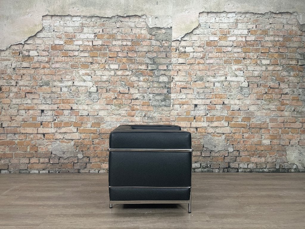 Cassina LC2 Nieuw – Zwart leer | Le Corbusier, Huis en Inrichting, Fauteuils, Ophalen, Minder dan 75 cm, Design, Nieuw