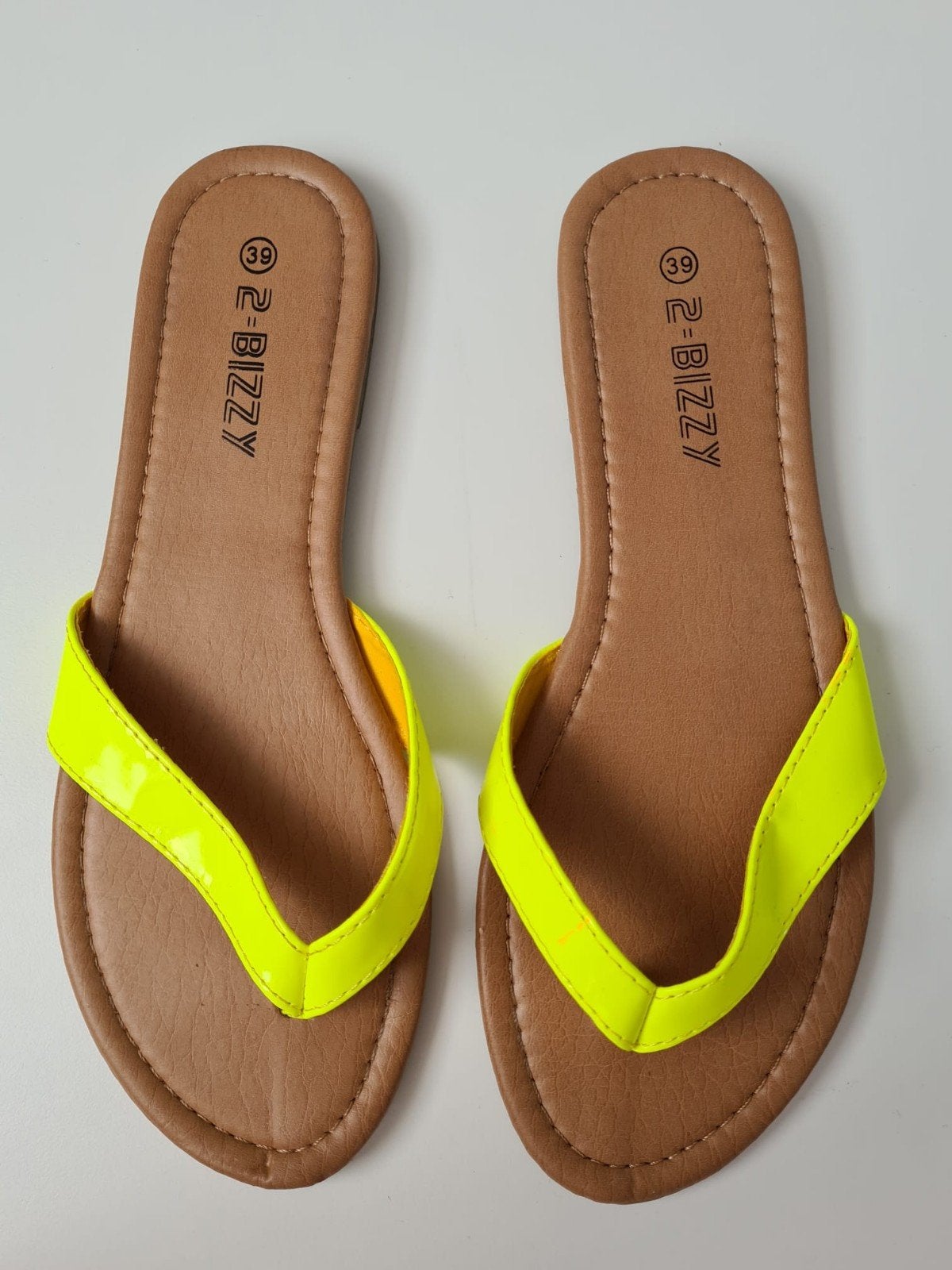 Neon Gele Teenslippers Maat 39 - Zomerse Flip-Flops, Slippers, Overige kleuren, Ophalen of Verzenden, Zo goed als nieuw