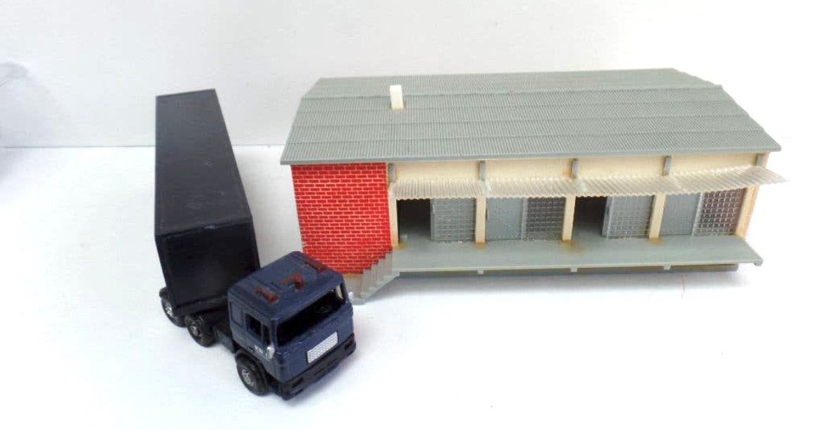 Modelbouw gebouw met vrachtwagen - Küne & Nagel, Overige merken, Gebruikt, Gelijkstroom of Wisselstroom, Brug, Tunnel of Gebouw