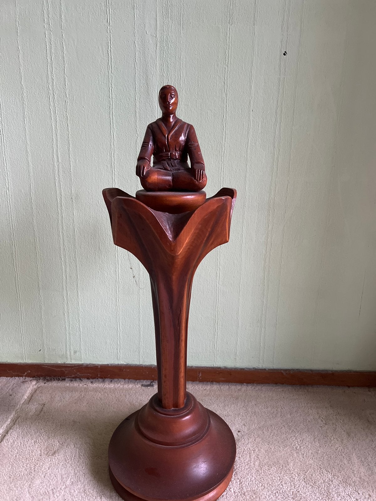 Houten Boeddha Beeld op Sokkel - Handgesneden, Antiek en Kunst, Handgemaakt, Beeld, Hout, Bruin
