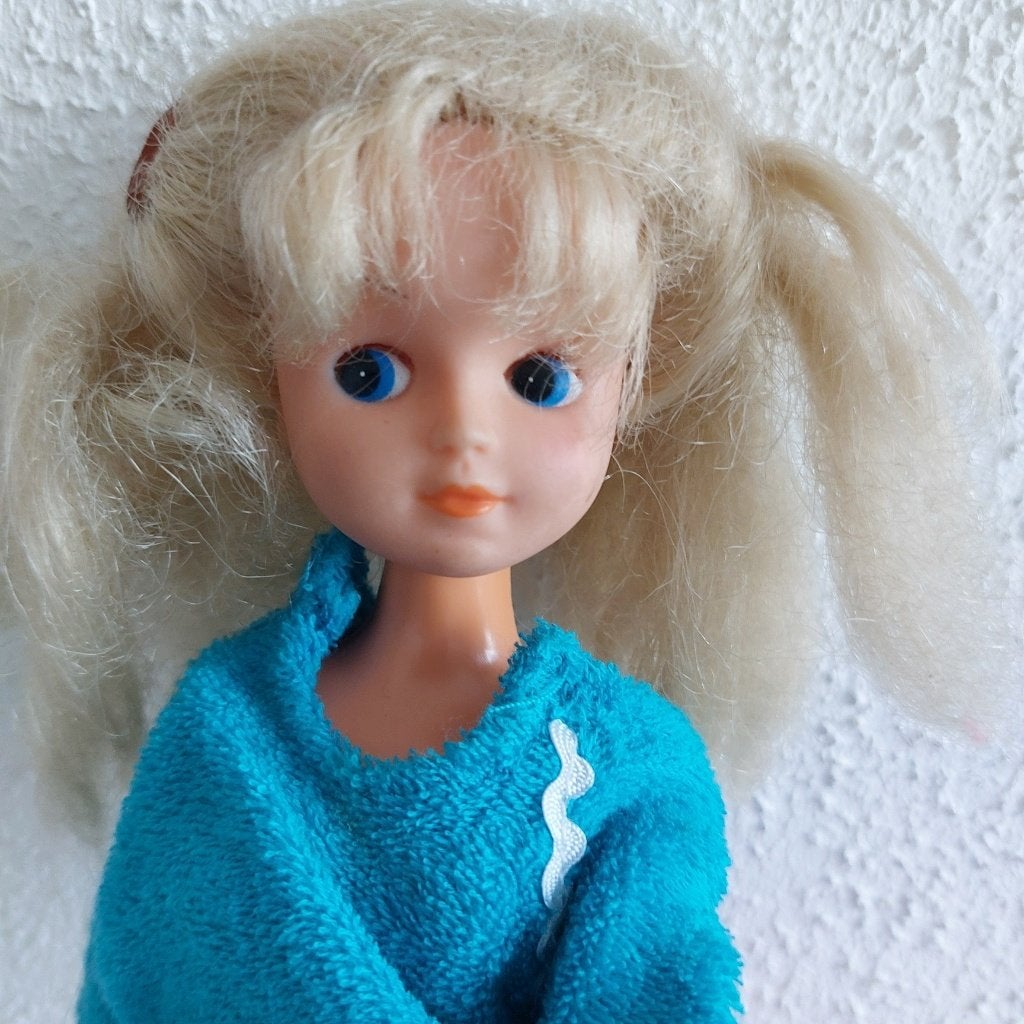 Oude fleur pop, slordig haar achter lege plug. Klein prijsje, Ophalen of Verzenden, Gebruikt, Pop