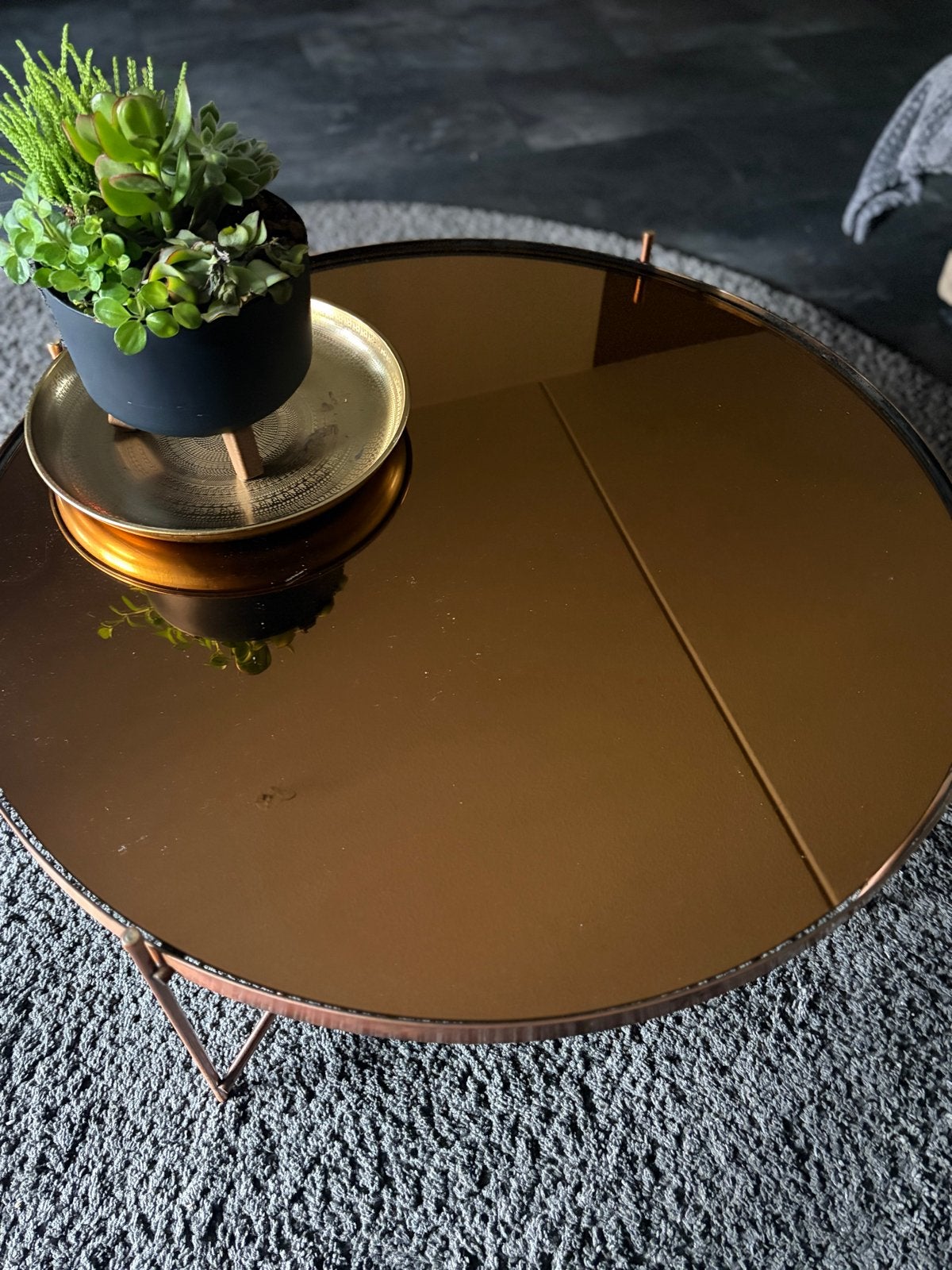 Ronde salontafel met spiegelblad en koperen onderstel, Ophalen, Rond, 50 tot 100 cm, 5 – 50