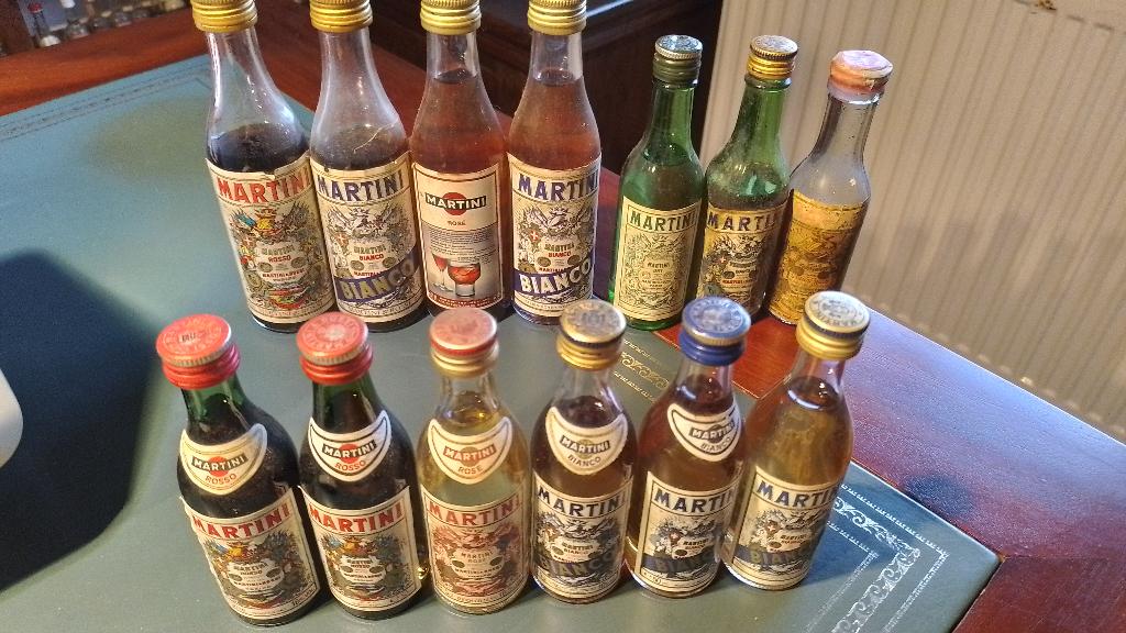diverse verschillende Martini flesjes, Gebruikt, Overige typen, Vol, Italië