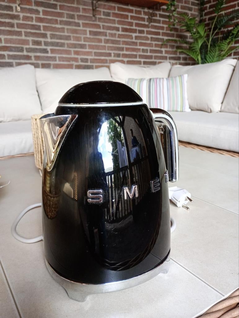 Smeg Waterkoker Zwart - Stijlvol en Functioneel, 1 tot 2 liter, Ophalen of Verzenden, Gebruikt, Draadloos