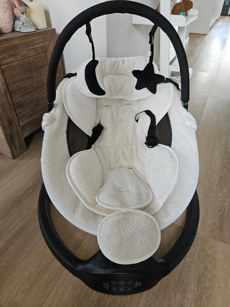 Luvion baby swing zwart, Kinderen en Baby's, Wipstoeltjes, Ophalen, Zo goed als nieuw, Schommelstoel, Met gordel(s) of riempje(s)
