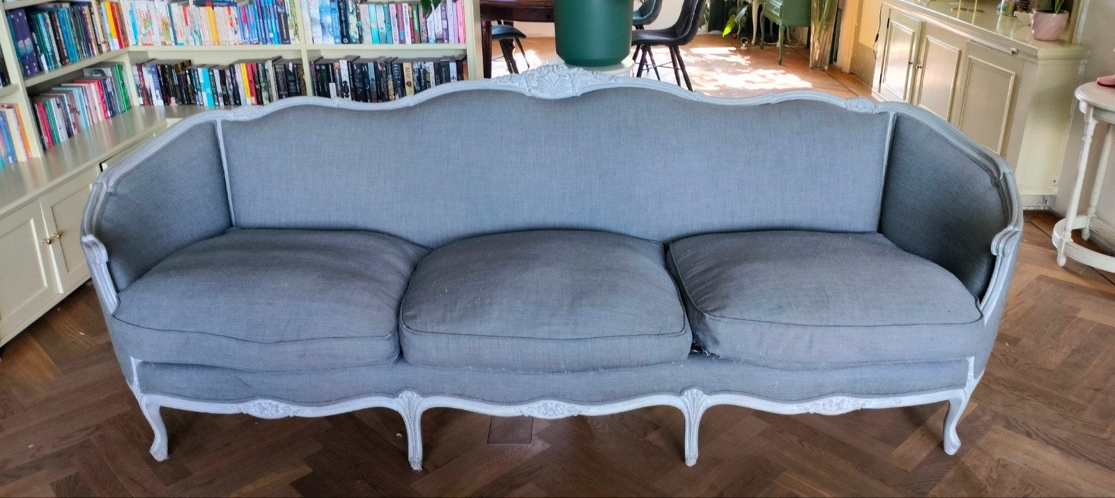 Elegante grijze bank in Franse stijl, Antiek en Kunst, Antiek | Meubels | Stoelen en Banken, Ophalen