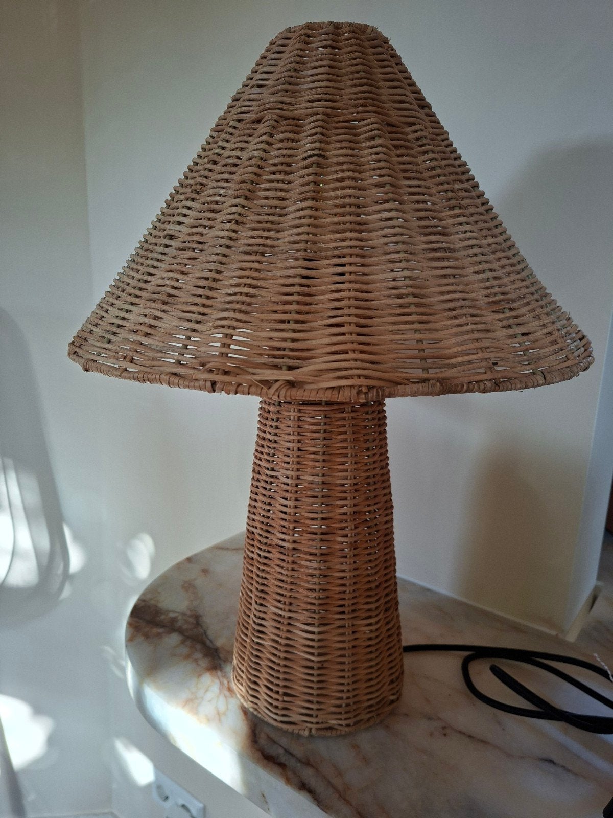 Madame Stolz rotan lamp, Huis en Inrichting, Lampen | Tafellampen, Ophalen of Verzenden, Zo goed als nieuw, E27 (groot)