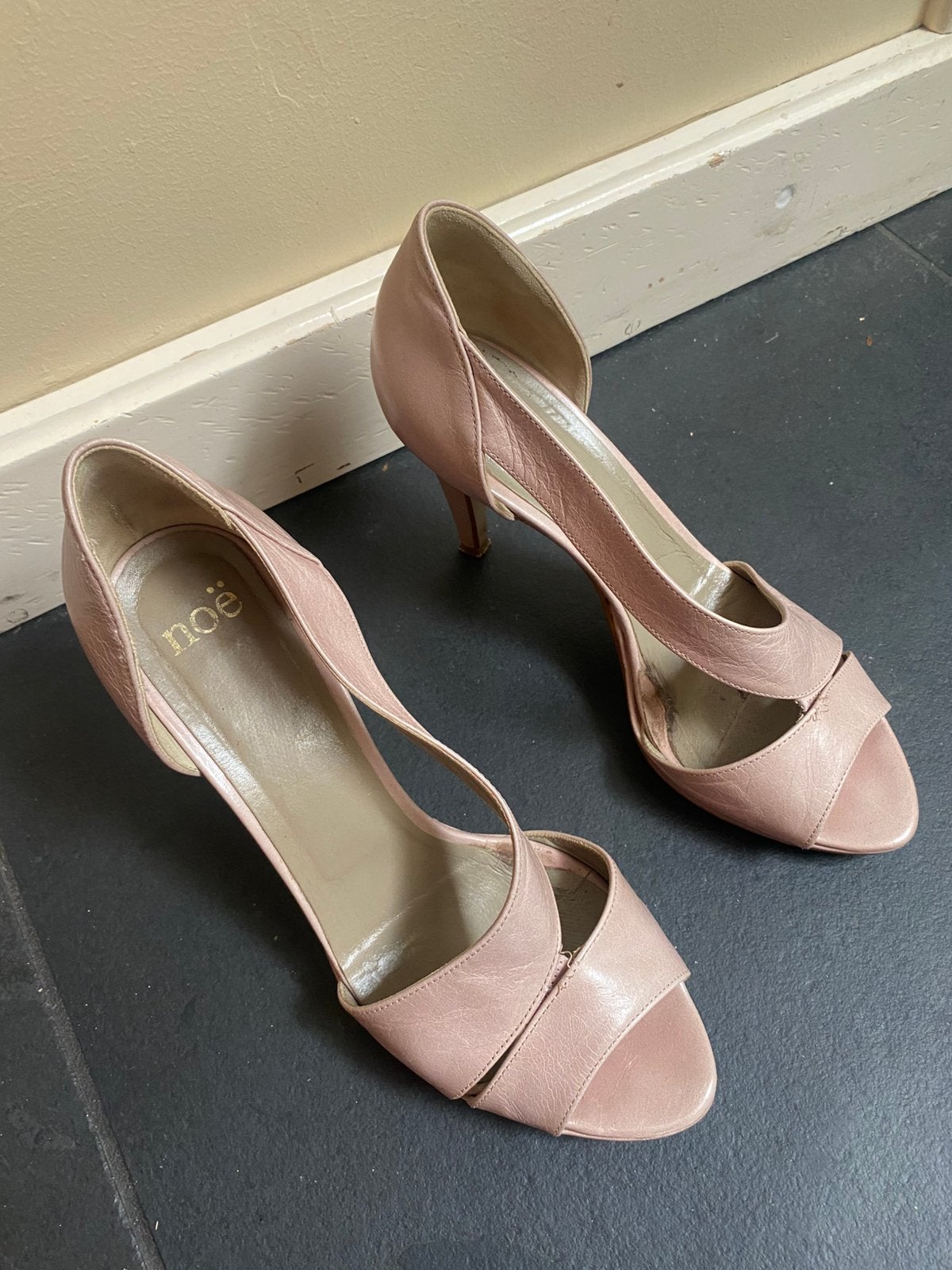 Noë open dames pump volledig leer maat 39,5, Kleding | Dames, Ophalen of Verzenden, Zo goed als nieuw, Beige