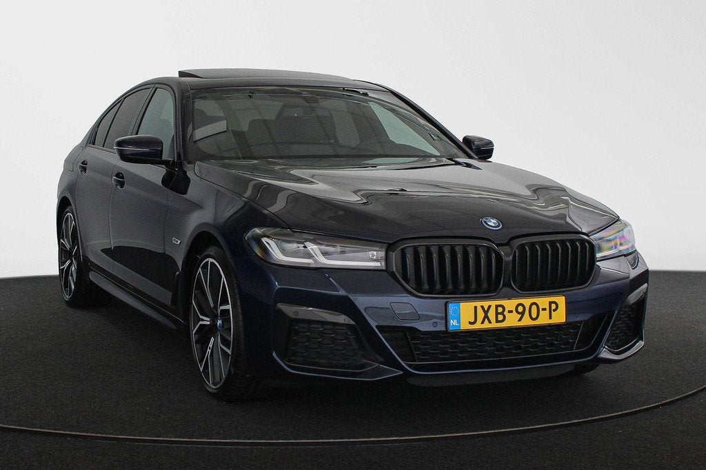 BMW 5-serie 545e xDrive M Sport Harman Kardon Schuif-/Kantel, Auto's, BMW, 394 pk, 2000 kg, Blauw, Alcantara
