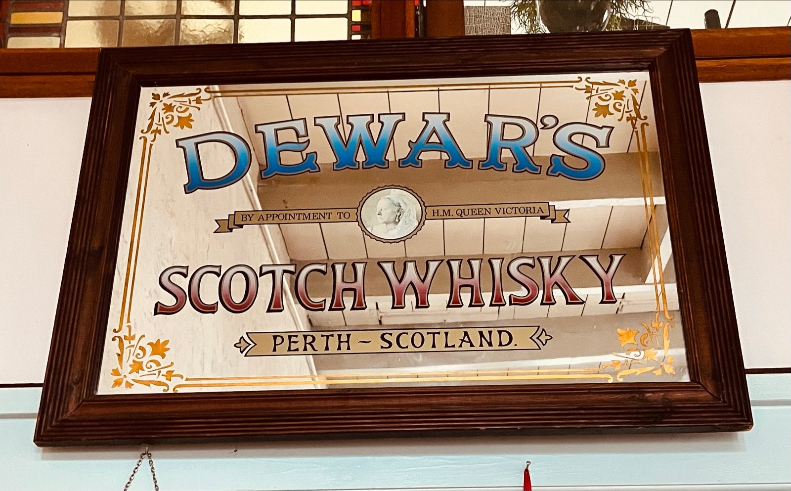 Vintage Dewar's Scotch Whisky Reclame Spiegel Wanddecoratie, Antiek en Kunst, Antiek | Spiegels, Ophalen, Rechthoekig, 50 tot 100 cm