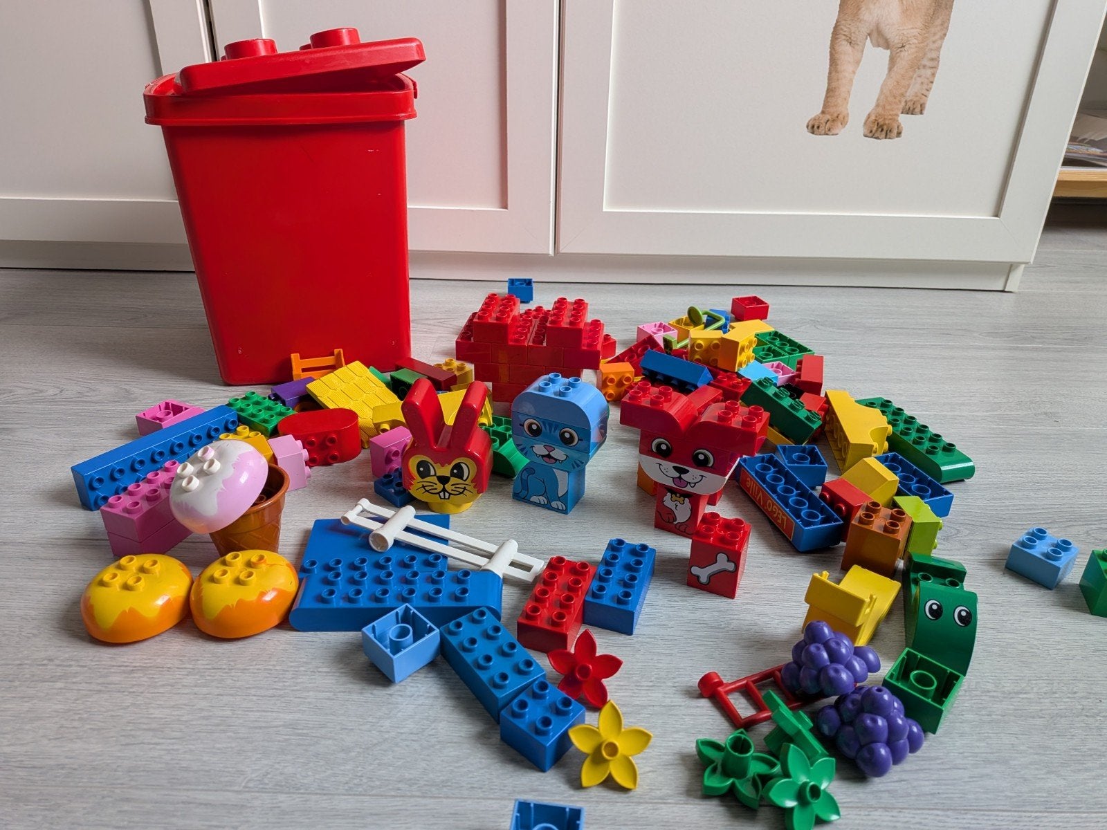Grote partij LEGO Duplo met opbergbox en figuren, Inclusief minifiguren, Gebruikt, Ophalen of Verzenden, Duplo