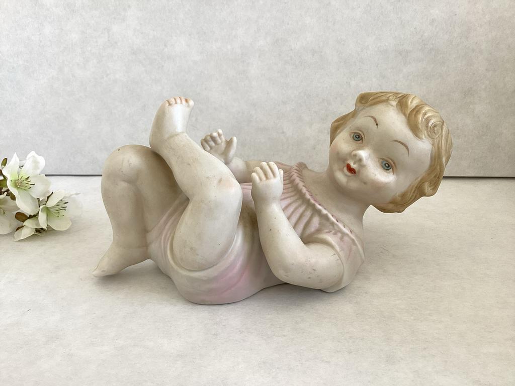 Piano Baby, liggend, porselein biscuit en 10 cm hoog, Antiek en Kunst, Ophalen of Verzenden