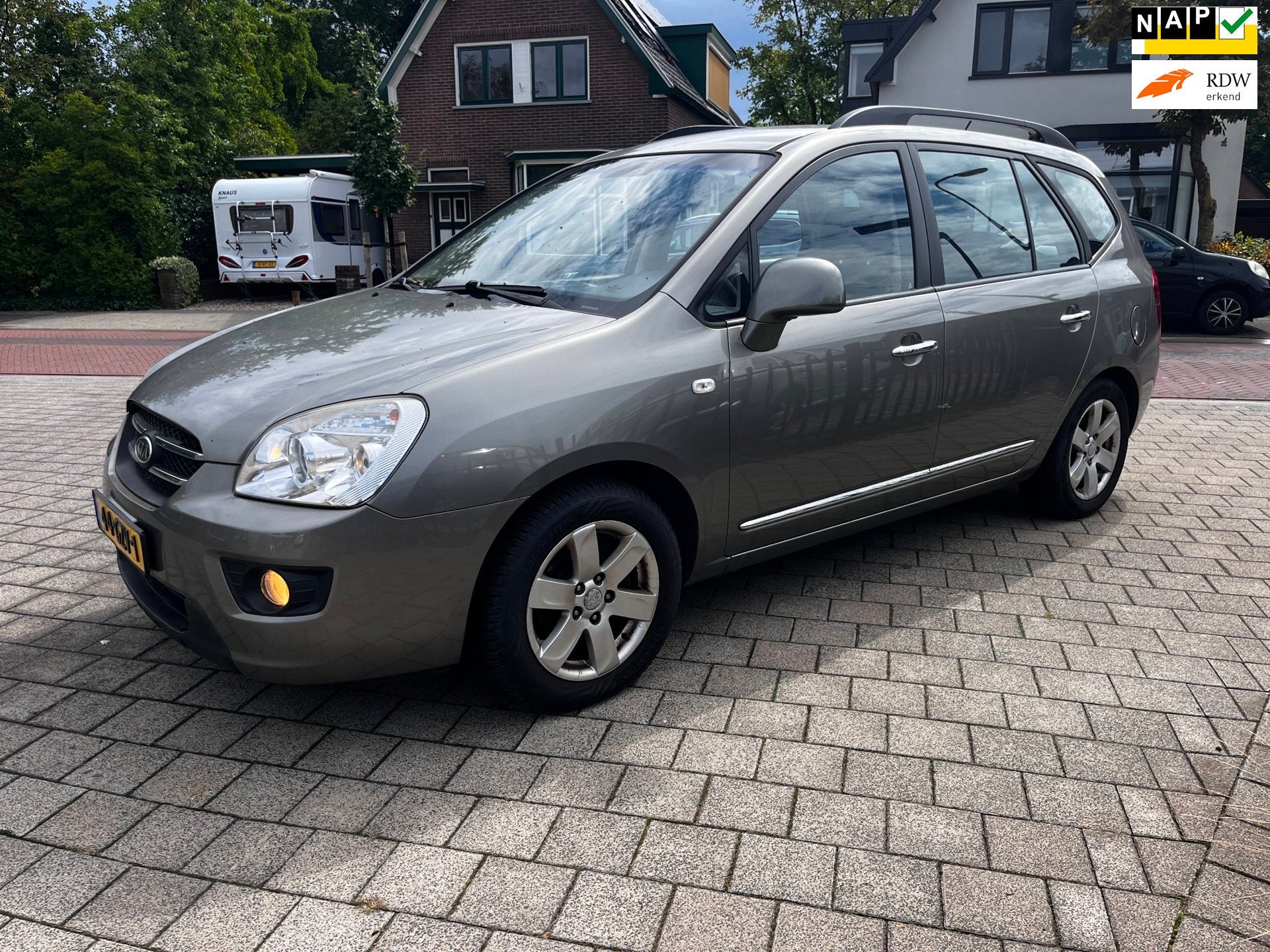 Kia Carens 2.0 CVVT X-ecutive Ecc Trekhaak Isofix LM inruilk, Auto's, Kia, Voorwielaandrijving, 1998 cc, Stof, Gebruikt