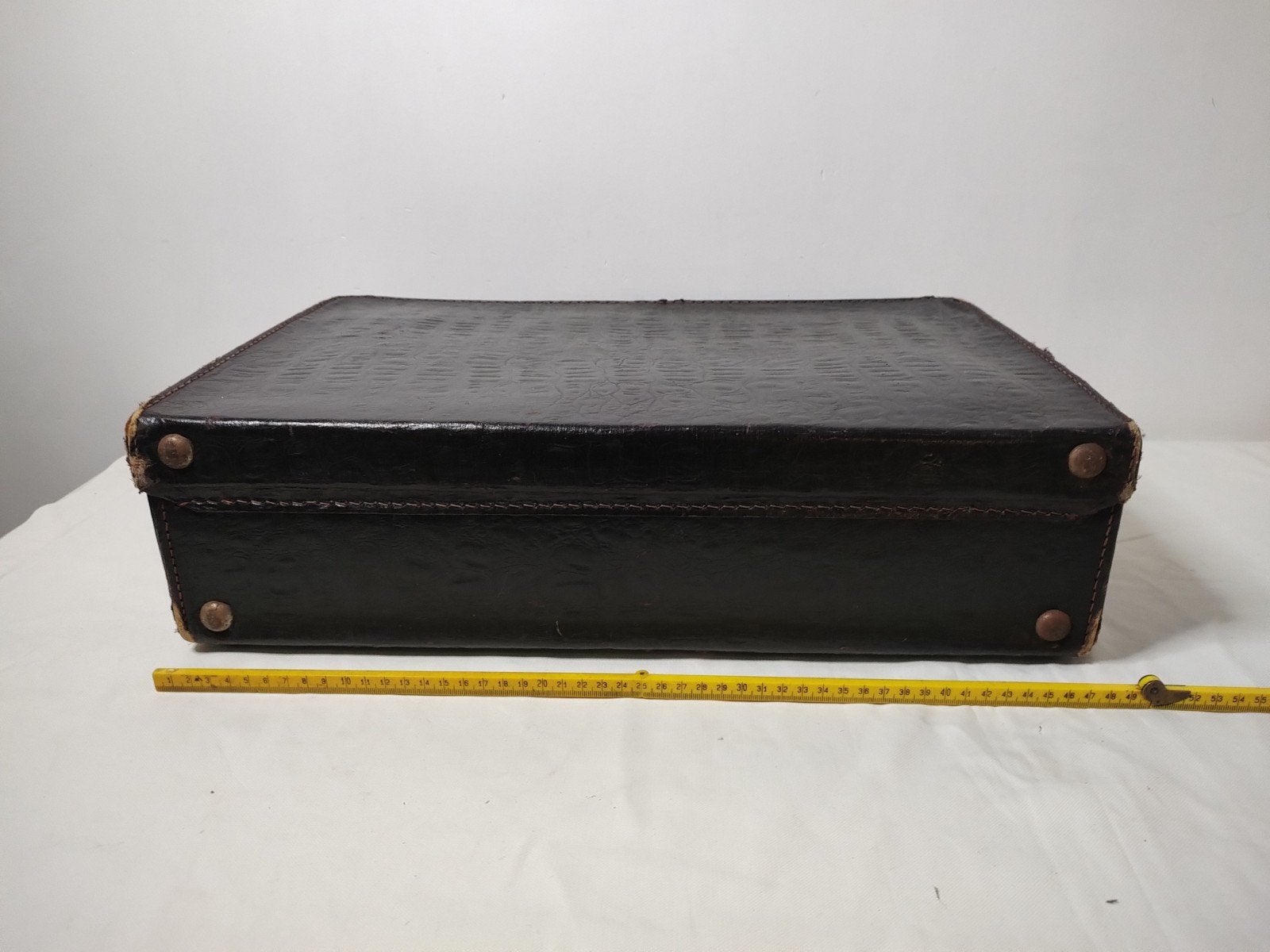 K742 Vintage zwarte koffer van geperst karton reptielprint, Overige materialen, Gebruikt, Onbekend, Minder dan 50 cm