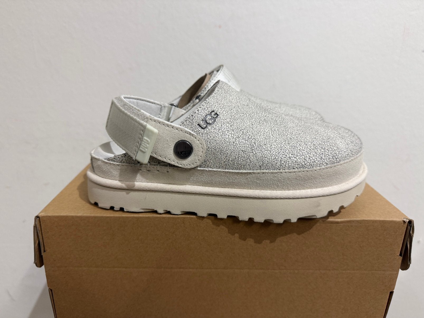 Te koop nieuwe UGG Goldenstar Crackle Clog maat 37, Postlaan 3, UGG, Nieuw, Ophalen of Verzenden