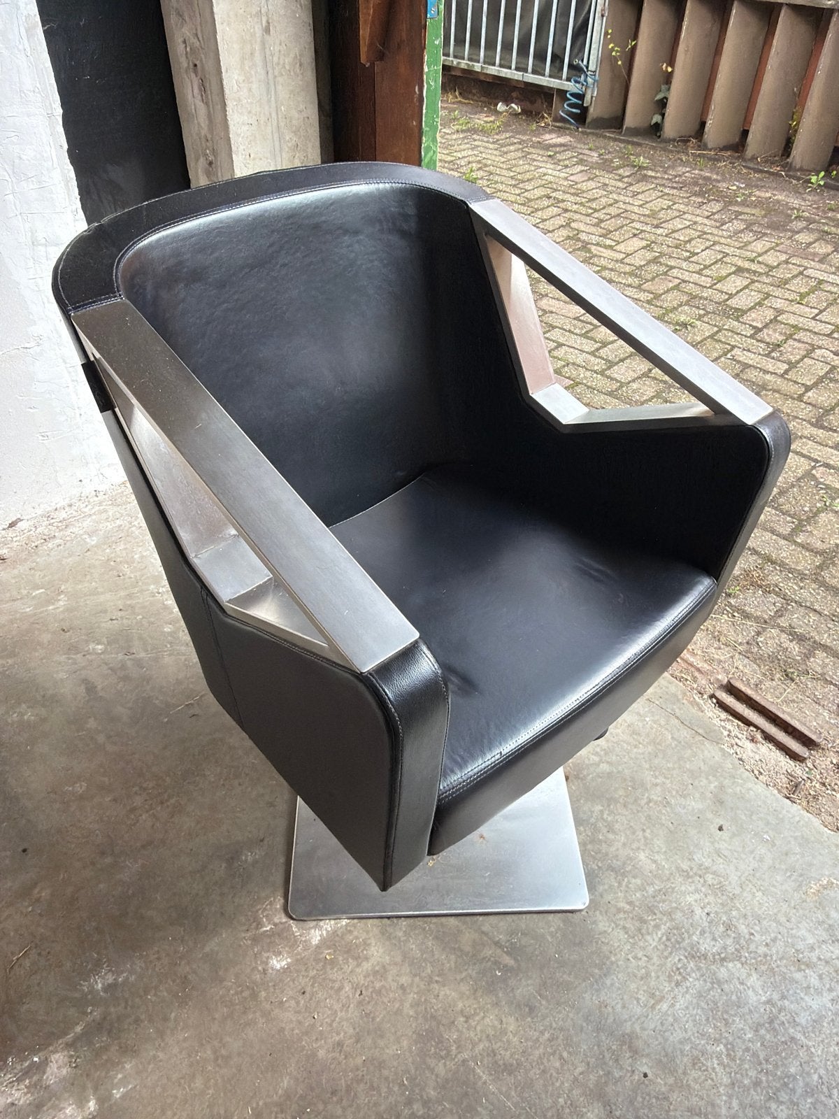 Moderne Zwarte Kappersstoelen (4)  met Metalen Frame, Huis en Inrichting, Stoelen, Ophalen, Gebruikt, Zwart, Leer