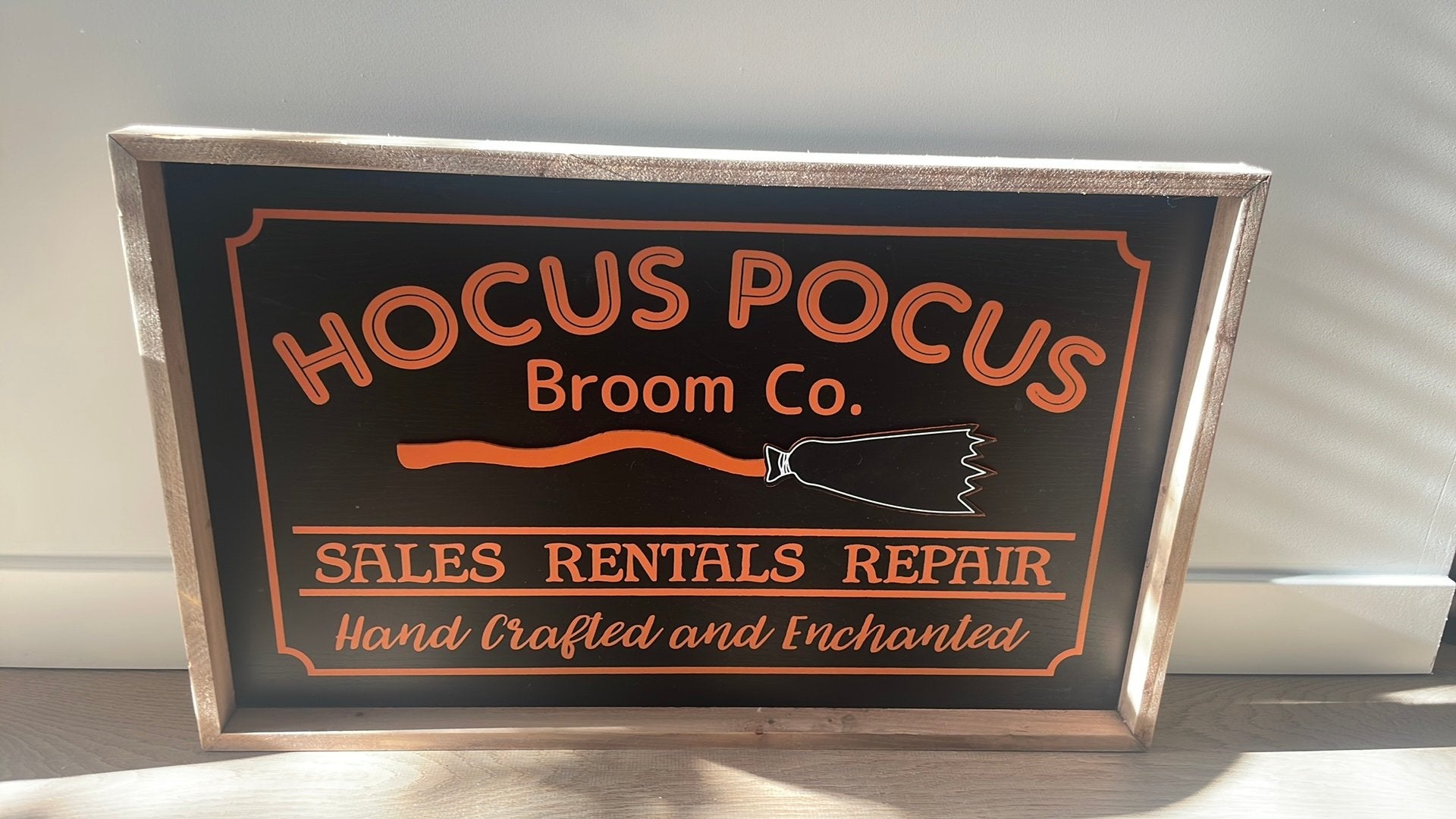 Groot Halloween bord Hocus Pocus Broom co, Hout, Meerkleurig, Overige stijlen, Ophalen of Verzenden