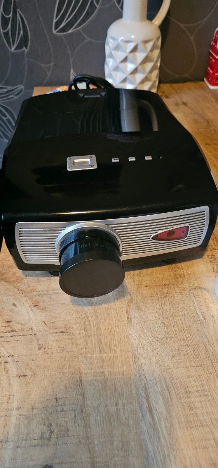 BEAMER HD 80 LCD PROJECTOR  HMDI, Ophalen of Verzenden, Overige resoluties