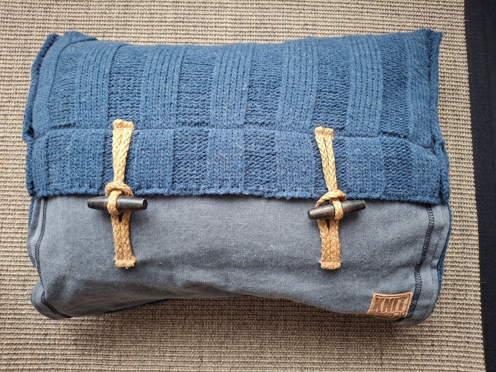 2 sierkussens knit factory kleur denim blue, Ophalen, Overige merken, Blauw, Zo goed als nieuw