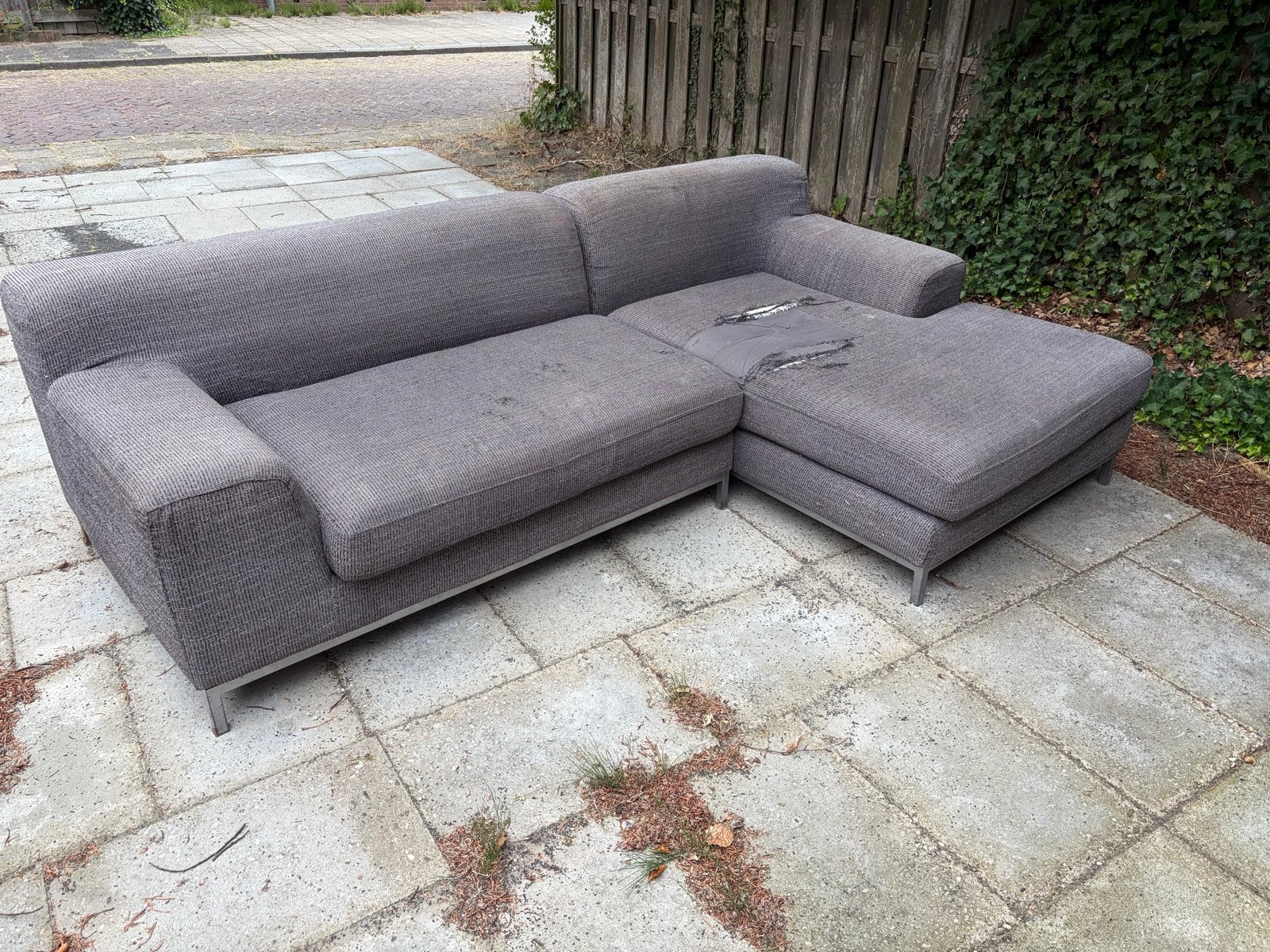 Gratis af te halen: Hoekbank met beschadigde bekleding, Ophalen, 250 tot 300 cm, Gebruikt, Hoekbank