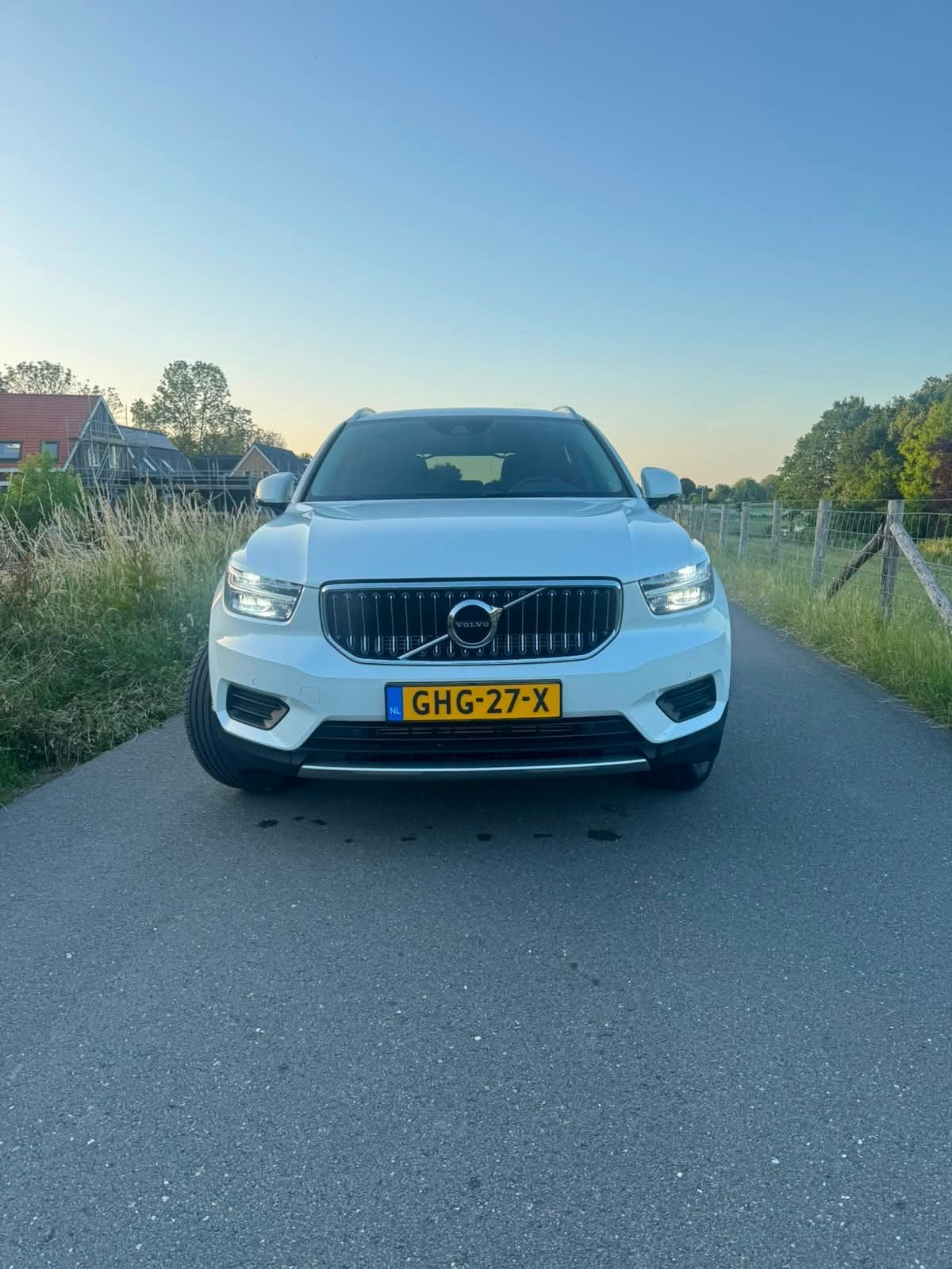 Volvo XC40 T4 Twin Engine 211pk Geartronic 2021 Wit, Auto's, Stof, 1800 kg, Zwart, 129 pk