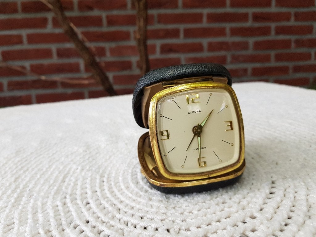 Vintage Europa reiswekker in leren etui, Verzenden