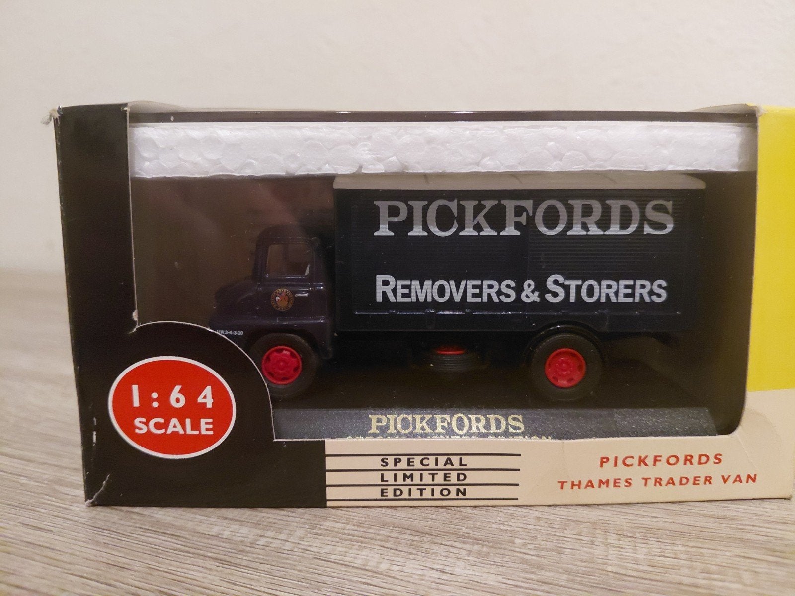 Limited Edition 'Pickfords Removers' Thames Trader Van, Overige merken, 1:50 of kleiner, Verzenden, Zo goed als nieuw